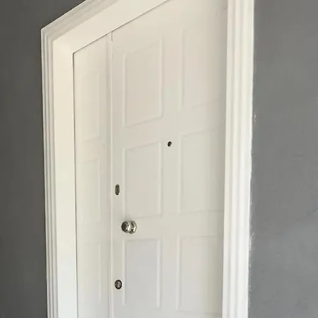 Britney's 아파트 티라나